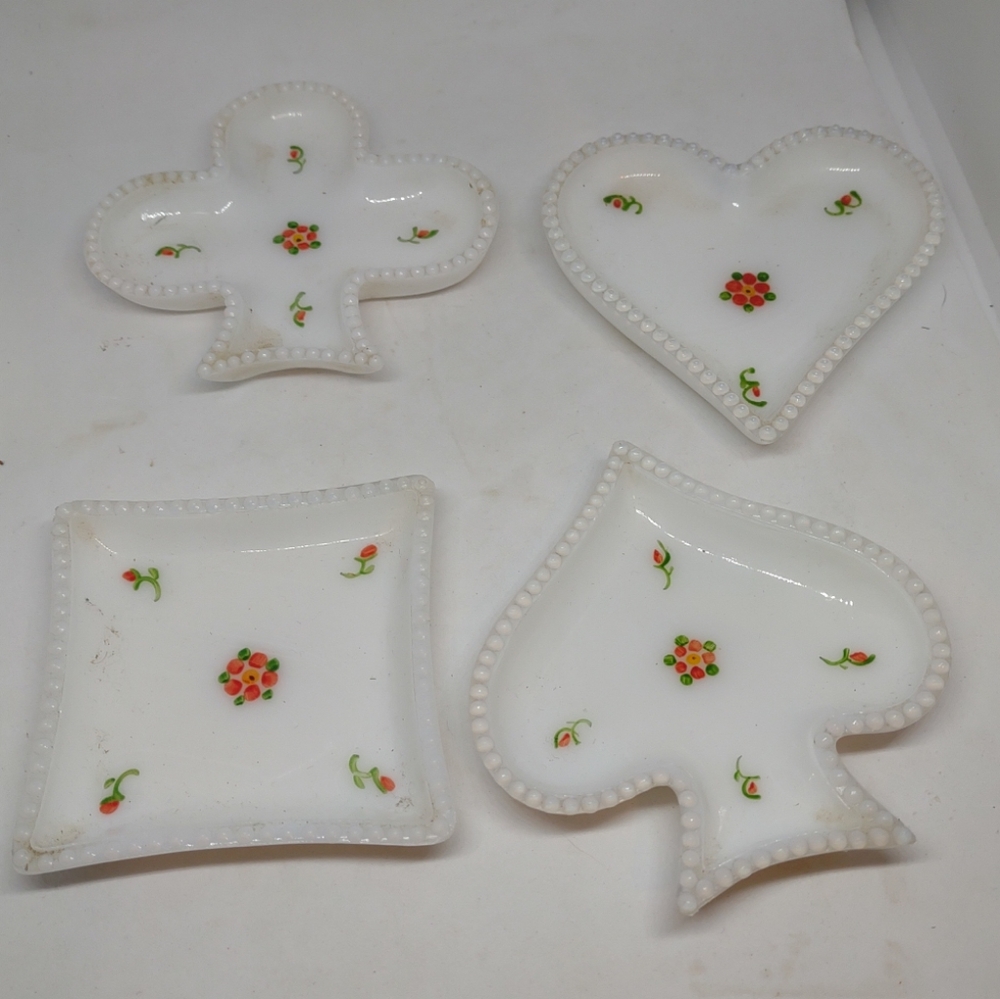Vintage-Set of 4 Milk Glass with Roses PLAYING CARDS NUT Snack Dishes - Picture 4 of 4
